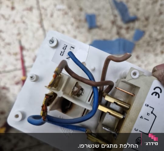 חיבורי חשמל עם חוטים כחולים וחומים